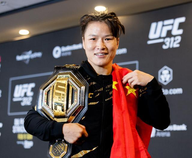 （体育）（1）搏击——UFC：张伟丽出席赛后新闻发布会XxjpseC008902_20250209_PEPFN0A001.jpg